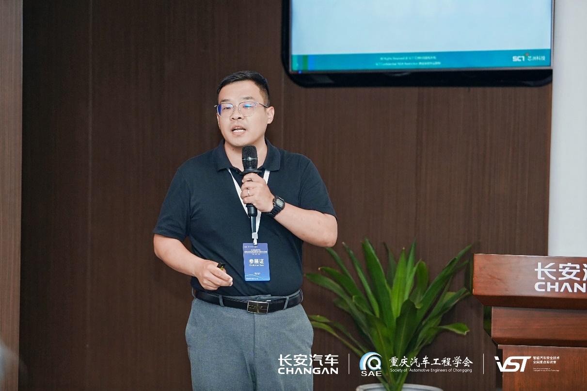 戴帽子的人在电视前AI 生成的内容可能不正确。
